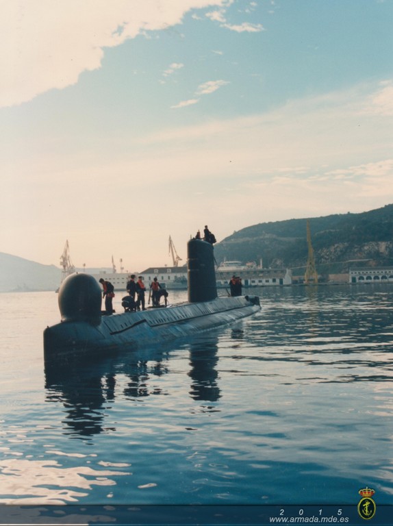 El "Delfin" dando atrás para salir de la fosa, en esta ocasión en la primera salida a la mar del nuevo Comandante de la Flotilla de Submarinos, el CN Aurelio Fernández Diz. Año 1996